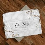 Elegant Marble Faux Guld Glitter Calligraphy Namn iPad Mini Skydd<br><div class="desc">Elegant iPad mini fodral med marmor och faux guld glitter och modernt calligrafteckensnitt för ditt namn eller initialer. Ipad cover innehåller utrymme för att lägga till ditt namn eller monogram. Du kan till och med lägga till din logotyp om du användor den här tabletten fodral för ditt företag. Den här...</div>