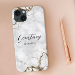 Elegant Marble Faux Guld Glitter Monogram Namn<br><div class="desc">Elegant iPhone 13 fodral med marmor och faux guld glitter och modernt calligraphy typsnitt för ditt namn eller initialer. Det mobila höljet innehåller utrymme för att lägga till ditt namn eller monogram. Du kan till och med lägga till din logotyp om du användor det här telefonfodralet för ditt företag. Den...</div>