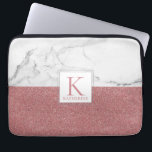 Elegant Marble  Rosa Glitter Girly Monogram Laptop Fodral<br><div class="desc">Trendiget Marble Rosa Glitter Girly Monogram Laptop sleeve Snyggt och personlig! Behålla din bärbara dator säker i snyggten fodral med ett trendig geometriskt mönster av marmor och rosa glitter, med ett färg block i mitten med utrymme för ditt namn och monogram! Enkel att anpassa text, typsnitt och färg. Skapat av...</div>