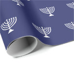 Elegant marinblå judisk menorah mönster presentpapper<br><div class="desc">Elegant marinblått och vitt judisk menorah mönster enkel,  minimalistisk modern gåva Svällande Papper. Vit menorah mönster på mörkens blå bakgrund. Denna pappra förpackning är underbar för Hanukkah,  Chanukah,  pub mitzvah,  bat mitzvah,  shabbat och judiska Helgdagar.</div>
