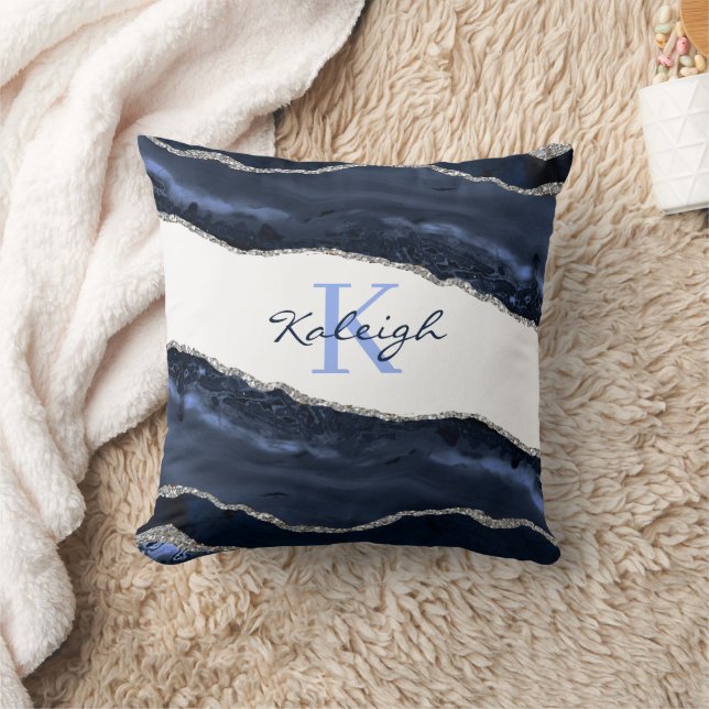 Elegant marinblå marmor silverglitter monogram kudde (Filt)