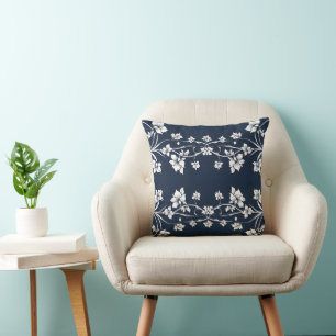 Elegant marinblå och vit kineseri blomsterdamast kudde