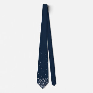 Elegant marinblå slips med vita blomaccent 