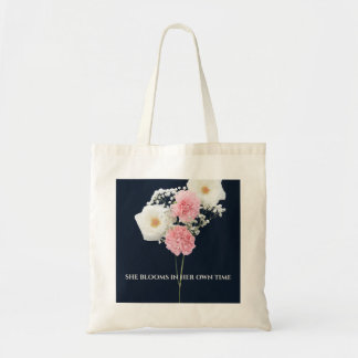 Elegant marinblå toteväska med blommotiv och inspi tygkasse