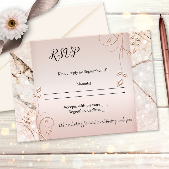 Elegant marmor blomsterrödrött guld bröllops-RSVP- Inbjudningar (Wedding RSVP card with rose gold floral swirls and a blush pink design on marble )