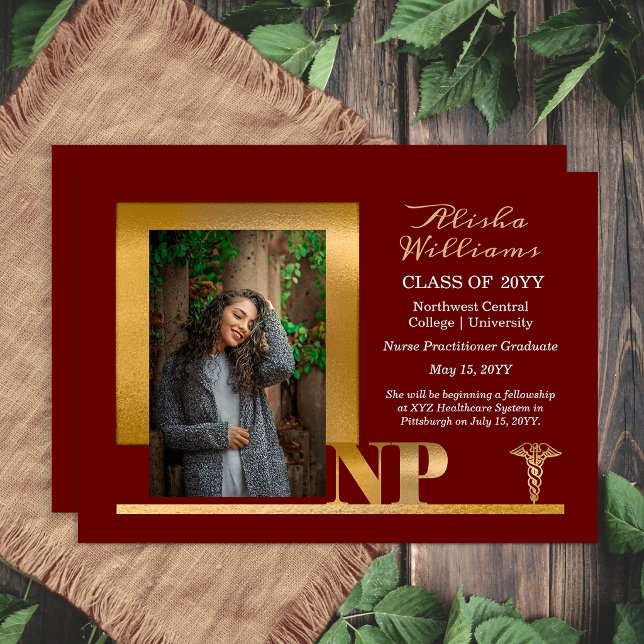 Elegant Maroon Guld NP Sjuksköterska Specialist Meddelande (Elegant maroon and gold NP graduation announcement with modern photo layout)