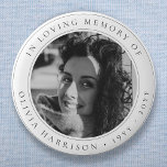 Elegant Memorial | Funeral Favor Black and White Knapp<br><div class="desc">Elegant, chicens begravningsknapp för att fira minnet av din kära i en modern minimalistisk design stil på en ren vit bakgrund. Utformningen kan enkelt vara personlig med ditt eget foto och din egen text för att skapa en speciell hyllning till din älskade persons begravning, minnesmärke eller firande i livet. Bilden...</div>