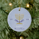 Elegant Menorah Lycklig Hanukkah Year Chrismukkah Julgransprydnad Keramik<br><div class="desc">Dekorera Julgran med den här coolan,  Hanukkah-temat ornament! Ändra texten enkelt genom att klicka på alternativet "Anpassa den här mallen".</div>