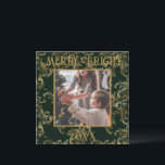 Elegant Merry & Bright Foto Grön Vintage Julkort<br><div class="desc">Elegant vintagegrön med guldbroderad mönster Merry & Bright-typografi.  En vacker broderad slitbana med ditt favoritfoto i mitten.  Personliggör med ditt meddelande och namn på baksidan.  Det perfekta julkortet.</div>