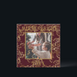 Elegant Merry & Bright Foto Röd Guld Vintage Julkort<br><div class="desc">Elegant vintage röd med guld brokad mönster Merry & Bright typografi.  En vacker brokad nött design med ditt favoritfoto i mitten.  Personliggör med ditt meddelande och namn på baksidan.  Det perfekta julhälsningskortet.</div>