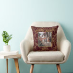 Elegant Merry & Bright Photo Red Guld Vintage Kudde<br><div class="desc">Elegant vintage röd med guld brocade mönster Merry & Bright typografi. En vacker brocade-design med din favoritbild i mitten av den här vackra hemdecoron. En perfekt utöver all dekorering av helgdag. En viktig gåva till den svårköpta personen på din lista.</div>