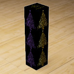 Elegant Metallic Lila Black Guld Julgran Vinlåda<br><div class="desc">Elegant Decorative Metallic Lila and Black Guld God jul Träd Mönster Julhelg Presentask för Vinflaska</div>