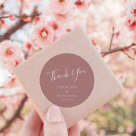 Elegant Minimal skript Personligt bröllp Dusty Ro Runt Klistermärke<br><div class="desc">Elegant - minimalistiskt skript Modern Personligt bröllp Classic Round-fästare i Dusty Ro</div>