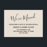 Elegant, minimal Vi har flyttat av typografi Tilläggskort<br><div class="desc">Behålla dina vänner och din familj och dina nya adress med hjälp av dessa enkla, elegant-höljeskort. Mångsidiga anteckningar läser "Vi har flyttat" på framsidan och "Stanna i Touch!" på baksidan, med ett modernt, avslappnad, handskrivet skriptteckensnitt. Använda mallen fält om du vill lägga till all din egen information för att anpassa...</div>