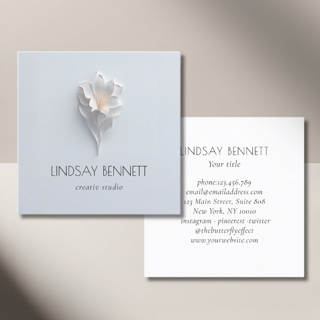 Elegant minimalist blomster vit blå fyrkantigt visitkort (Elegant Minimalist Floral White Blue Square Business Card)