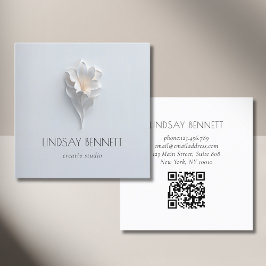 Elegant Minimalist Floral White Blue QR Code Fyrkantigt Visitkort