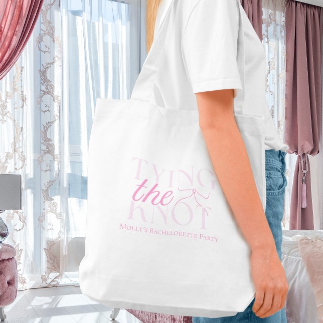 Elegant Minimalist Hon Giftar Sig Båge Brud- Tygkasse (Tying the Knot tote bag with modern font – perfect for bridesmaid proposals or bridal celebrations!)