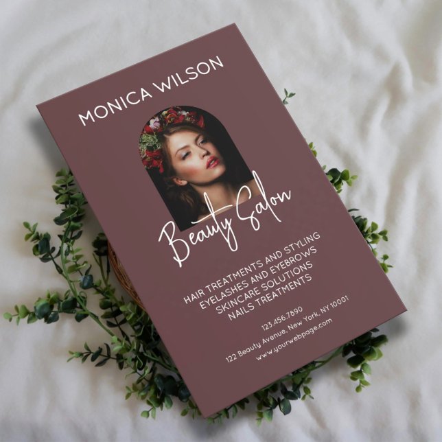 Elegant minimalist maroon beauty salon flygblad (Skapare uppladdad)