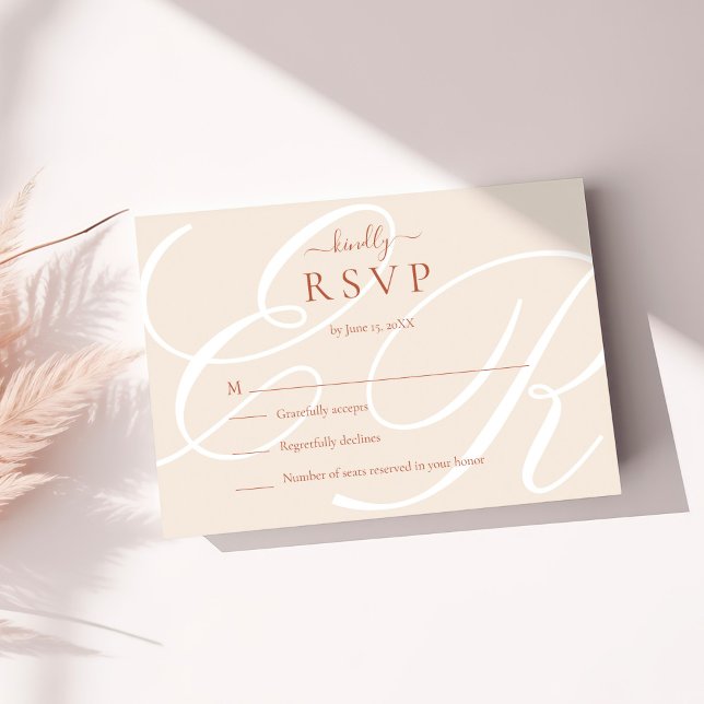 Elegant Minimalist Terracotta Monogram Bröllop OSA Kort (Elegant Minimalist Terracotta Monogram Wedding RSVP Card on a sunny table with neutral dry botanical)