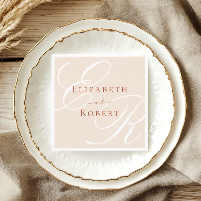 Elegant minimalist terrakotta-monogram bröllop pappersservett (Elegant Minimalist Terracotta Monogram Wedding Napkins on a gold and white porcelain plate)