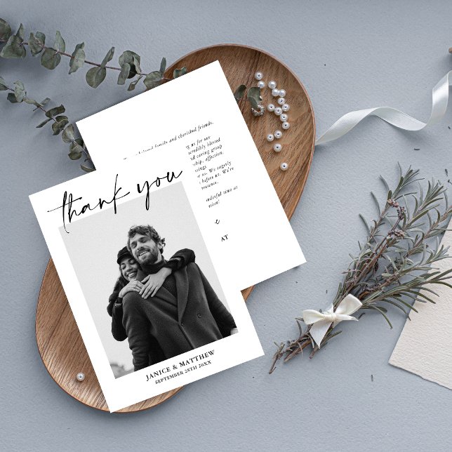 Elegant minimalistisk enkel manusbröllopsfoto tack kort (Minimalist script wedding photo thank you card adds a personal touch to cherish memories)