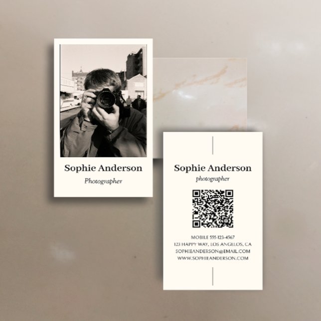 Elegant minimalistisk fotograf QR-kod Vertikal Visitkort (Skapare uppladdad)