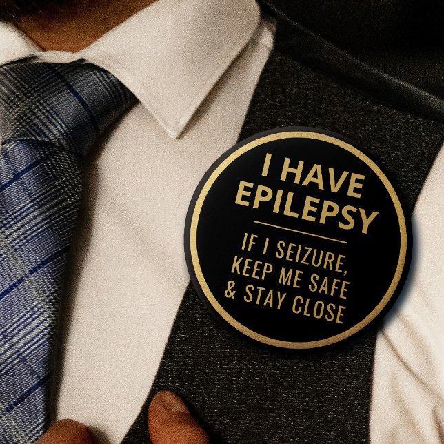 Elegant Minimalistisk Guld-texteepilepsi med svart Knapp (In Situ on Shirt)
