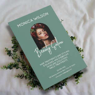 Elegant minimalistisk mjuk grön skönhetssalong flygblad