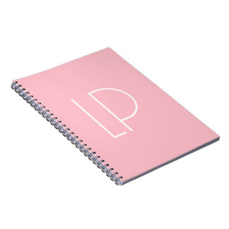 Elegant minimalistisk modern initial på pastellros anteckningsbok