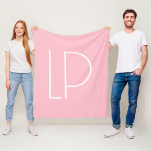 Elegant minimalistisk modern initial på pastellros fleecefilt