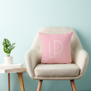 Elegant minimalistisk modern initial på pastellros kudde