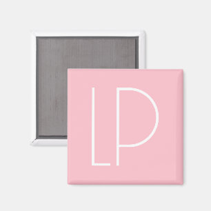 Elegant minimalistisk modern initial på pastellros magnet