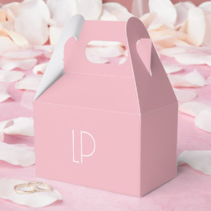 Elegant minimalistisk modern initial på pastellros presentaskar