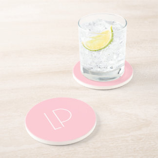 Elegant minimalistisk modern initial på pastellros underlägg