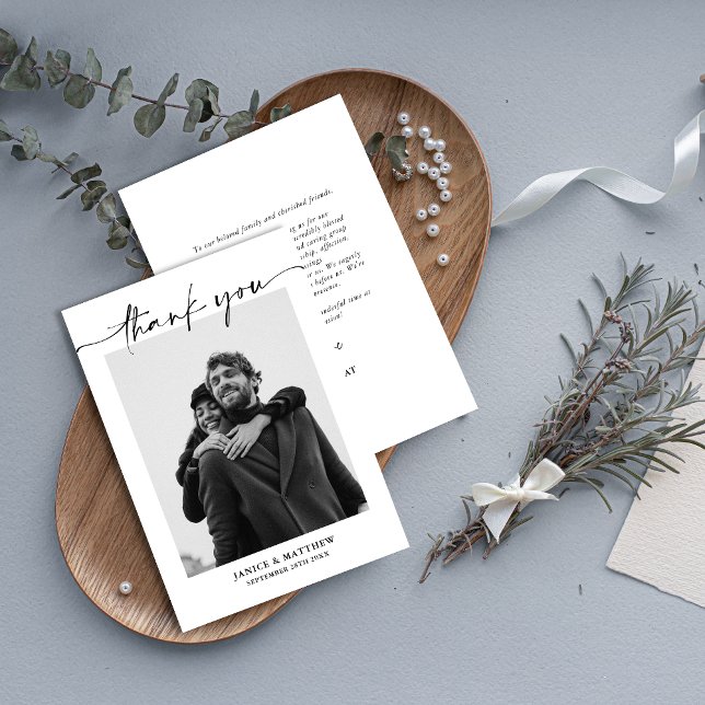 Elegant minimalistisk modern skript fotobryllop tack kort (Minimalist script photo thank you card shares heartfelt wedding gratitude with a personal touch)