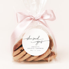 Elegant minimalistisk personlig bröllopsdusch runt klistermärke