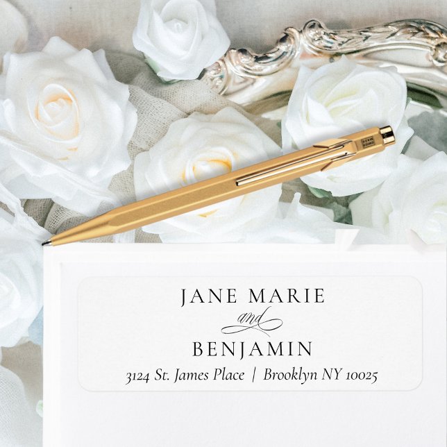 Elegant Minimalistisk vit Bröllop-Returadress Returadress Etikett (This elegant, minimalist return address label features a flowing calligraphy script.)