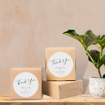 Elegant - minimalistiskt skript Vit Personligt brö Runt Klistermärke<br><div class="desc">Elegantens minimalistskript Vit modern Personligt bröllp Classic Round-etikett</div>