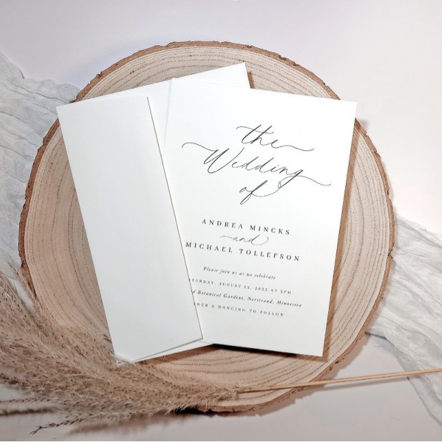 Elegant Minimalistiskt sofistikerat tidslöst Bröll Inbjudningar (Minimalist wedding invitation with elegant script, displayed on a wood slice with pampas grass)