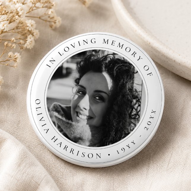 Elegant minnesstund | Begravningsgåva Svart och Vi Knapp (Personalized memorial photo button pin with name and dates for funeral keepsakes.)