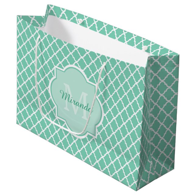 Elegant Mint Grönt Quatrefoil Monogram med Namn (Framsidan Vinklad)
