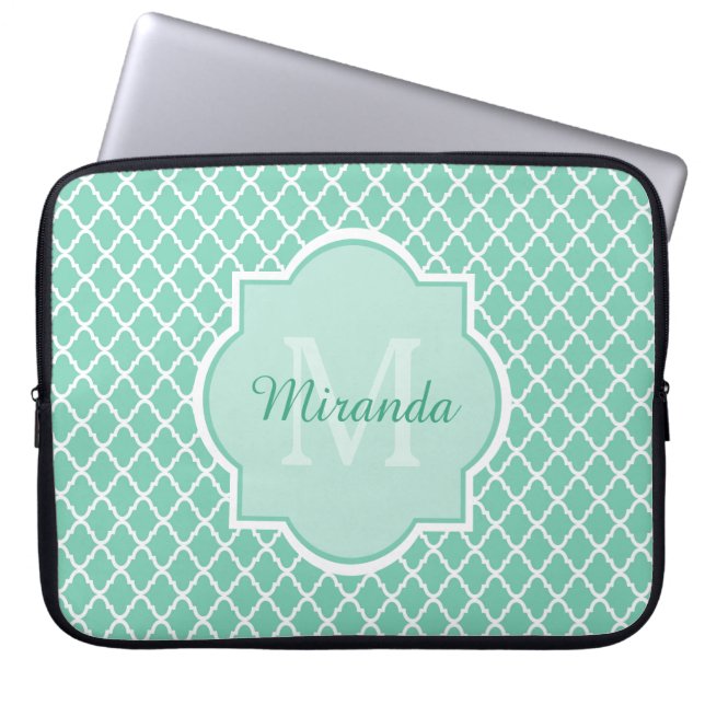Elegant Mint Grönt Quatrefoil Monogram med Namn Laptop Fodral (Framsidan)