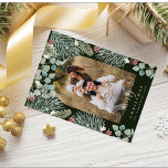 Elegant Modern Arch botaniska julfoto Invi Julkort<br><div class="desc">Vårt vackra botaniska julkort är ett utmärkt val för alla som tittar för ett elegant-fotokort att önska god jul till sin kära. Snyggtens utformning har anpassningsbarnas foto i ett bågat ram täckt med blommor och plantor perfekt för denna julsäsong. Texten ovanför bilden är i skript för elegant och ditt namn...</div>
