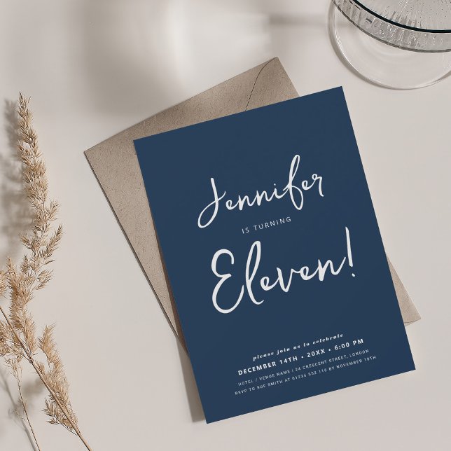 Elegant Modern Barns födelsedag Script Navy Blue Inbjudningar (Elegant Modern Kids Birthday Script Navy Blue Invitation)