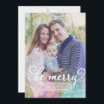 Elegant Modern Bli God jul-fotokort Julkort<br><div class="desc">Trendig, enkel design med ditt favoritfoto. Illustrerad med mjuka pastelltrianglar i skuggor av rosa, blått, vitt och guld. Det står "vara merry" i finare, modern manustypografi. Vita små stjärnor som ger dig en sansad bild av dina Helgdagar. Ändra teckensnittets färger så att det bättre överensstämmer med fotot. Rand mönster på...</div>