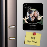 Elegant Modern Blommigt Photo Bröllop spara datum Magnet<br><div class="desc">Elegant Modern Blommigt Photo Bröllop spara datum Magnet. Föreställ er att er familj och vänner som får detta vackra meddelande i posten ska lägga till i kylskåpet! Den här magnet spara datum meddelande har ett foto med, gräddblommor och enkel typografi. Anpassa din Spara datuminformation, din namn eller välj ett annat...</div>