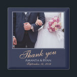 Elegant Modern Blue Photo Tack Bröllop Magnet<br><div class="desc">En bröllop-magnet med bröllop-foto,  brid och groom namn och bröllop. Anpassa med ditt foto från bröllop och annan information. Texten finns i ett skript och bakgrunden är mörkens marinblå. En elegant och snyggt tack till er magnet - underbar som gåva till era gäster i bröllop.</div>