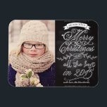 Elegant Modern Chalkboard-julfoto Magnet<br><div class="desc">Elegant, modernt julfotokort med ett foto från din favoritfamilj. Belysning med vit blomning, snurrning och vintage på en svart bakgrund på ritytan. Finare och snyggt: "Vi önskar er ett god jul och lycka till 2015" med en modern typografi. Skicka det varmaste önskemål till familj och vänner med det här vackra...</div>