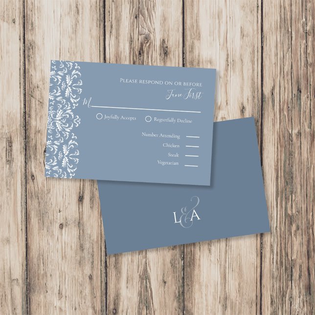 Elegant Modern Dammig Blå Filigree RSVP Bröllop OSA Kort (Elegant dusty blue RSVP wedding card with modern filigree design and clean typography.)