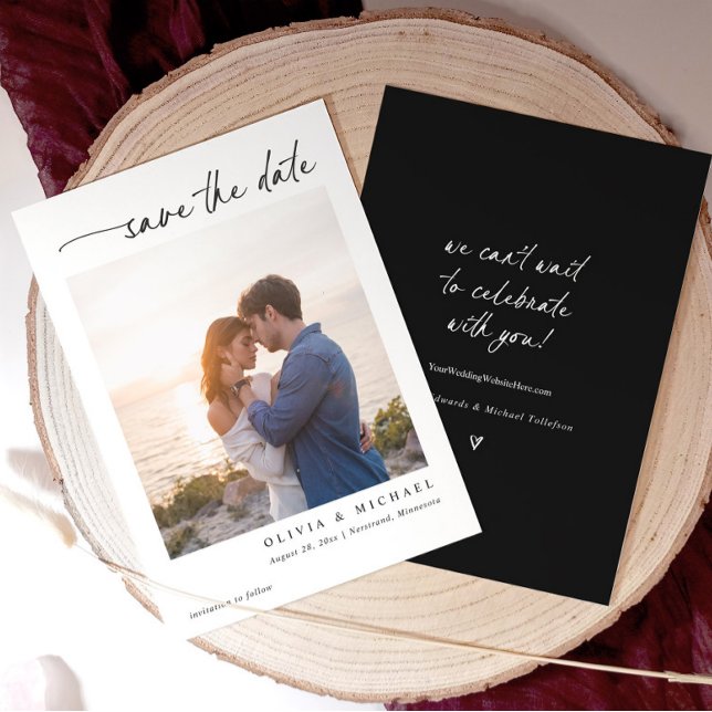 Elegant Modern Handwriting Black and White Wedding Spara Datumet (Minimalist save the date card with couple photo and modern handwriting script in black and white.)